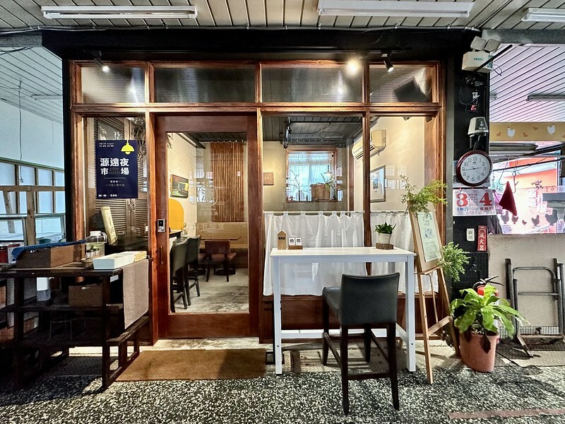 【台灣,基隆市,暖暖區】小市場咖啡,在傳統市場(源遠公有零售市場)裡衝突的存在,卻有如此的融合。同場加