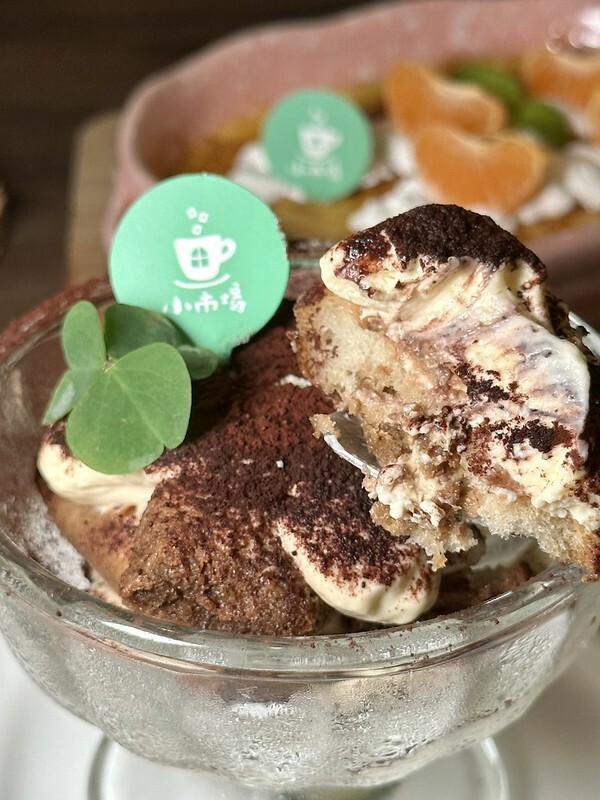 【台灣,基隆市,暖暖區】小市場咖啡,在傳統市場(源遠公有零售市場)裡衝突的存在,卻有如此的融合。同場加