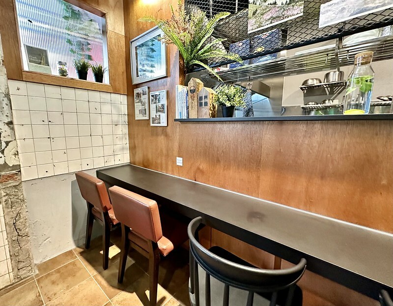 【台灣,基隆市,暖暖區】小市場咖啡,在傳統市場(源遠公有零售市場)裡衝突的存在,卻有如此的融合。同場加