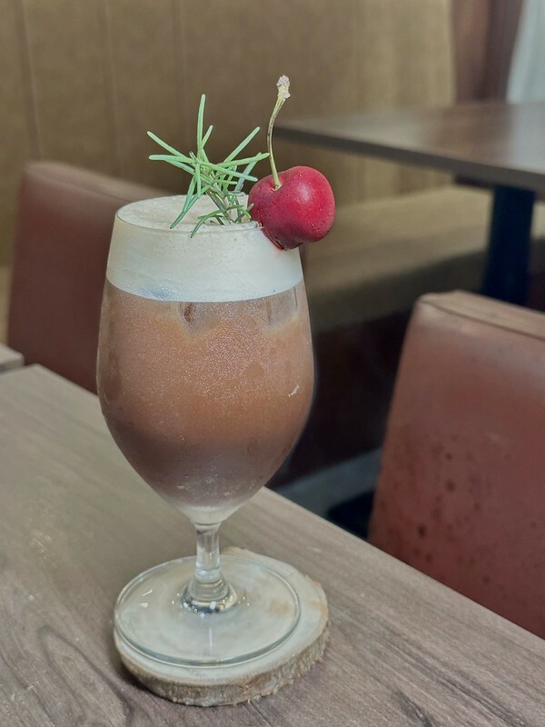 【台灣,基隆市,暖暖區】小市場咖啡,在傳統市場(源遠公有零售市場)裡衝突的存在,卻有如此的融合。同場加