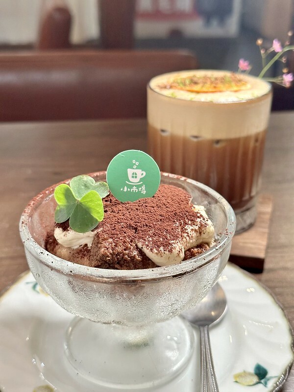 【台灣,基隆市,暖暖區】小市場咖啡,在傳統市場(源遠公有零售市場)裡衝突的存在,卻有如此的融合。同場加