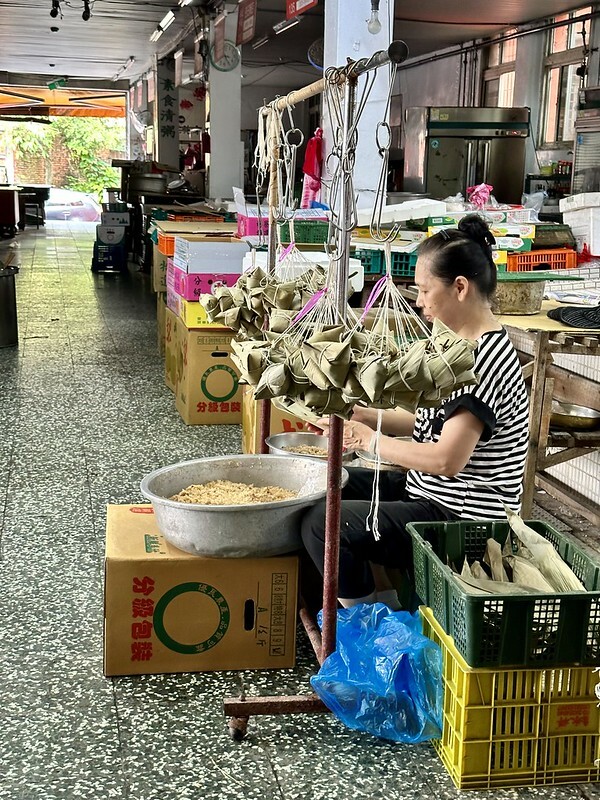 【台灣,基隆市,暖暖區】小市場咖啡,在傳統市場(源遠公有零售市場)裡衝突的存在,卻有如此的融合。同場加