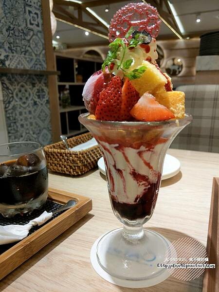 台北松山-[LeTAO 小樽洋菓子舖(松菸店)] 誠品松菸文創園區旁，來自北海道人氣乳酪蛋糕，濃郁鮮乳霜淇淋入口即化，閨蜜下午茶推薦懷舊時尚甜點