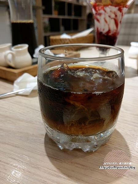 台北松山-[LeTAO 小樽洋菓子舖(松菸店)] 誠品松菸文創園區旁，來自北海道人氣乳酪蛋糕，濃郁鮮乳霜淇淋入口即化，閨蜜下午茶推薦懷舊時尚甜點