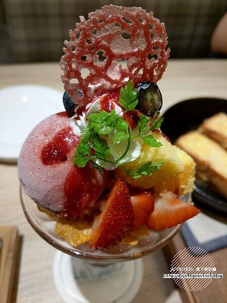 台北松山-[LeTAO 小樽洋菓子舖(松菸店)] 誠品松菸文創園區旁，來自北海道人氣乳酪蛋糕，濃郁鮮乳霜淇淋入口即化，閨蜜下午茶推薦懷舊時尚甜點