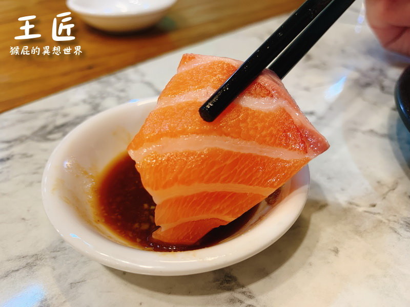 【東港碼頭美食】東港華僑市場-王匠黑鮪魚生魚片&日本料理!食尚玩家推薦王匠生魚片專賣店!內有王匠生魚片菜單!(屏東美食) @猴屁的異想世界