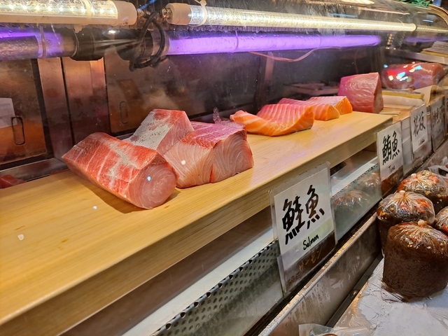 東港華僑市場 王匠生魚片 (12).jpg - 屏東 東港 華僑市場 王匠生魚片 意猶未盡