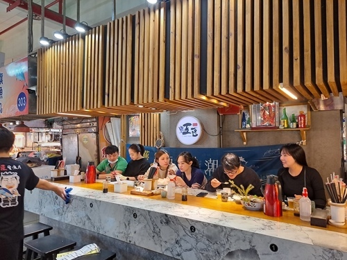 東港華僑市場 王匠生魚片 (19).jpg - 屏東 東港 華僑市場 王匠生魚片 意猶未盡