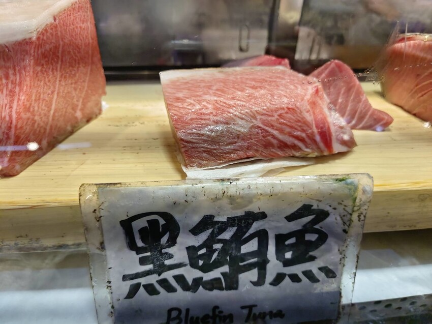 【屏東.東港】華僑市場228攤寵物友善。王匠黑鮪魚生魚片+海膽+比目魚壽司+金三角+上腹黑鮪魚超美味