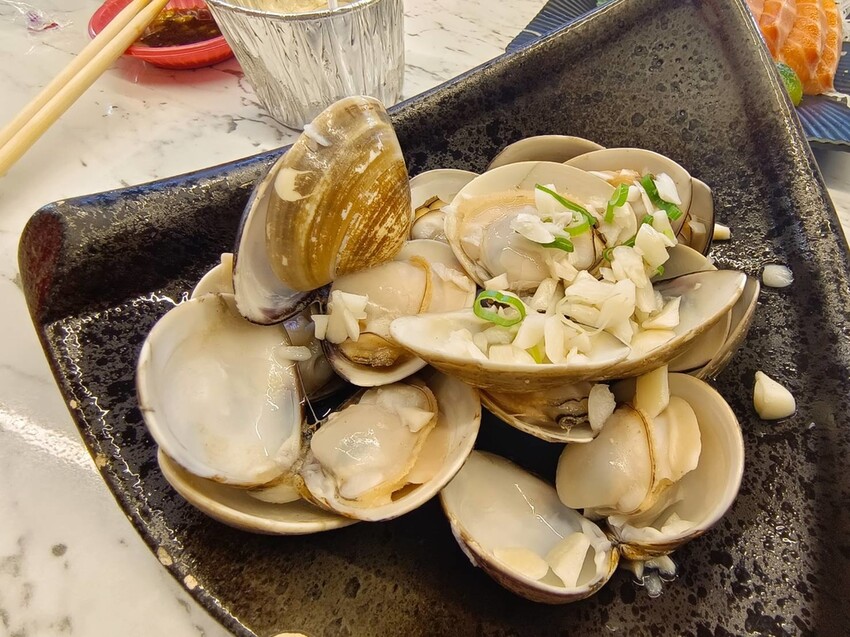 【屏東.東港】華僑市場228攤寵物友善。王匠黑鮪魚生魚片+海膽+比目魚壽司+金三角+上腹黑鮪魚超美味