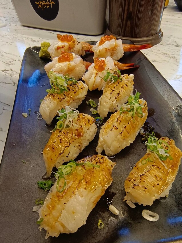 【屏東.東港】華僑市場228攤寵物友善。王匠黑鮪魚生魚片+海膽+比目魚壽司+金三角+上腹黑鮪魚超美味