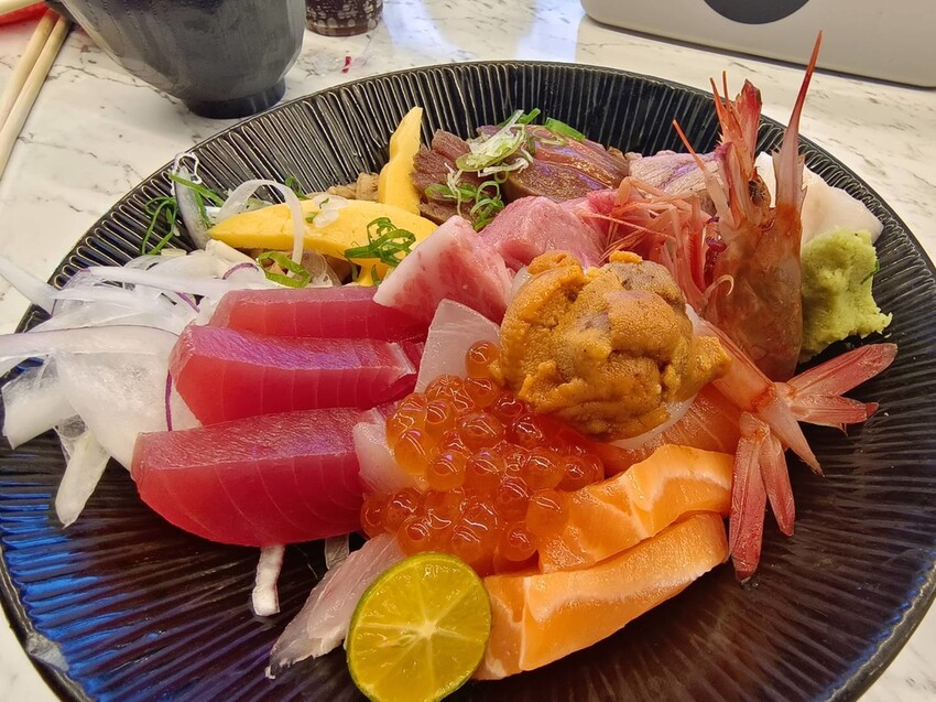 【屏東.東港】華僑市場228攤寵物友善。王匠黑鮪魚生魚片+海膽+比目魚壽司+金三角+上腹黑鮪魚超美味