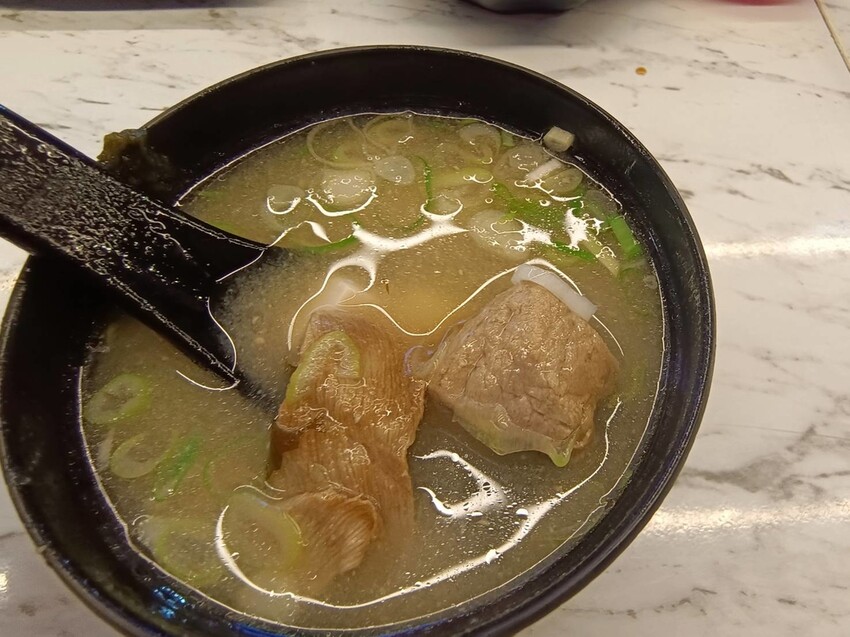 【屏東.東港】華僑市場228攤寵物友善。王匠黑鮪魚生魚片+海膽+比目魚壽司+金三角+上腹黑鮪魚超美味