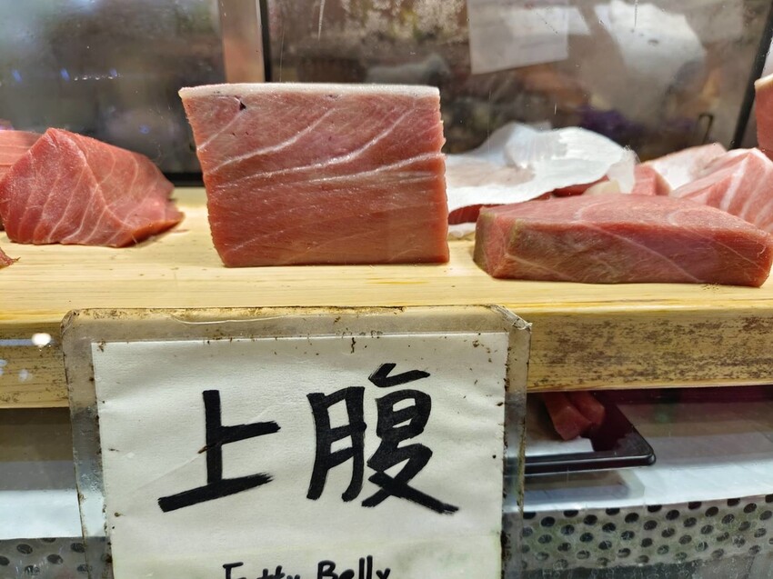 【屏東.東港】華僑市場228攤寵物友善。王匠黑鮪魚生魚片+海膽+比目魚壽司+金三角+上腹黑鮪魚超美味