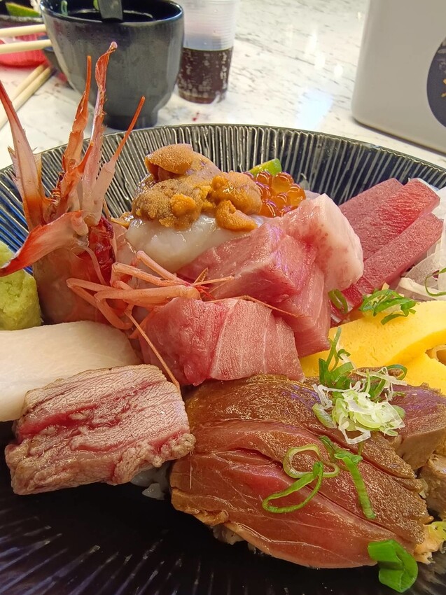 【屏東.東港】華僑市場228攤寵物友善。王匠黑鮪魚生魚片+海膽+比目魚壽司+金三角+上腹黑鮪魚超美味