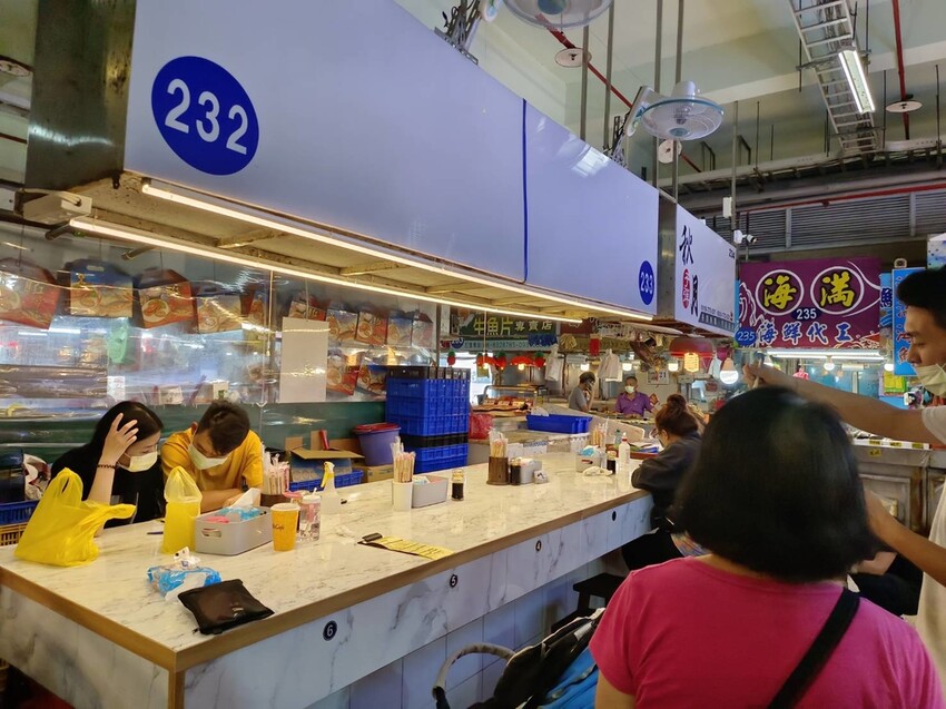 【屏東.東港】華僑市場228攤寵物友善。王匠黑鮪魚生魚片+海膽+比目魚壽司+金三角+上腹黑鮪魚超美味