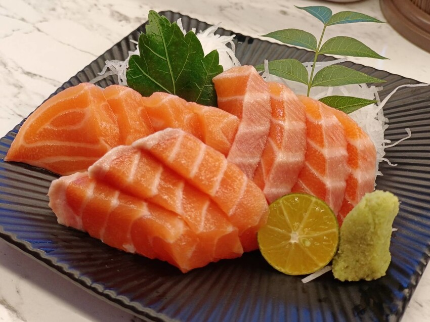 【屏東.東港】華僑市場228攤寵物友善。王匠黑鮪魚生魚片+海膽+比目魚壽司+金三角+上腹黑鮪魚超美味