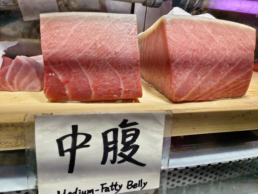 【屏東.東港】華僑市場228攤寵物友善。王匠黑鮪魚生魚片+海膽+比目魚壽司+金三角+上腹黑鮪魚超美味