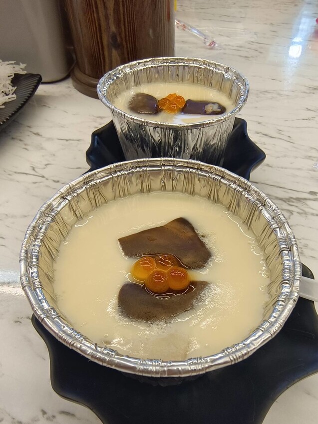 【屏東.東港】華僑市場228攤寵物友善。王匠黑鮪魚生魚片+海膽+比目魚壽司+金三角+上腹黑鮪魚超美味