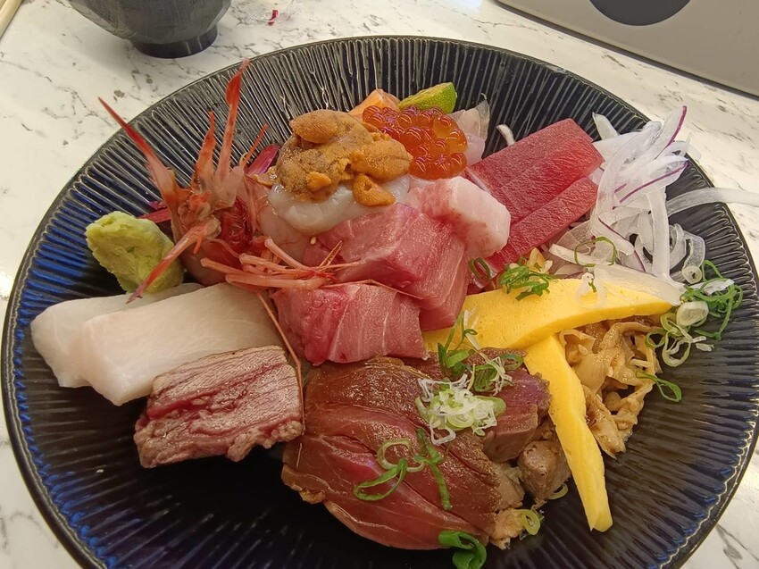 【屏東.東港】華僑市場228攤寵物友善。王匠黑鮪魚生魚片+海膽+比目魚壽司+金三角+上腹黑鮪魚超美味