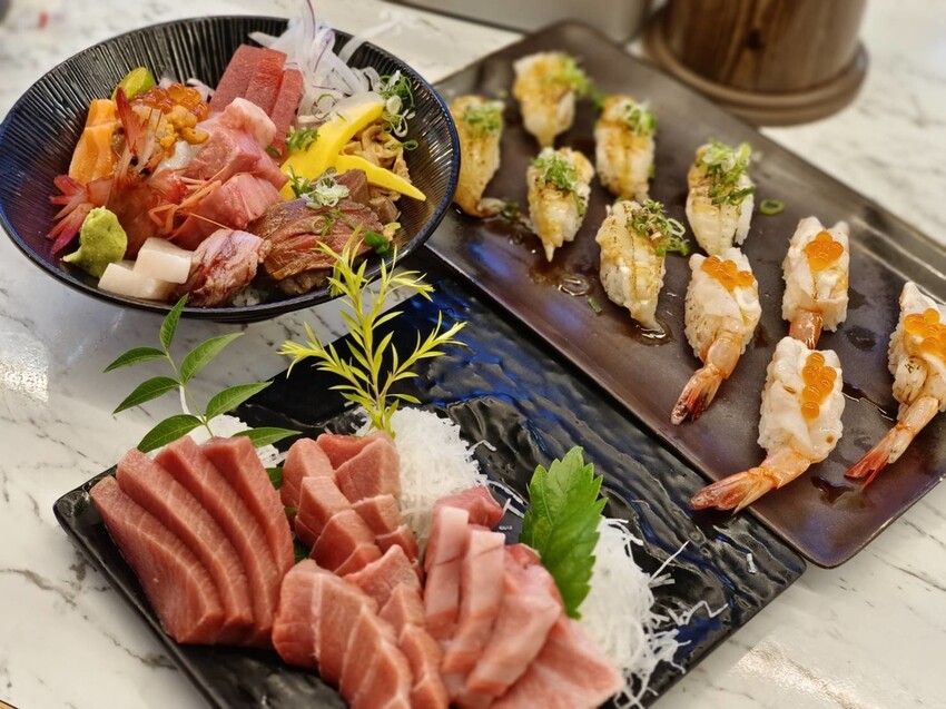 【屏東.東港】華僑市場228攤寵物友善。王匠黑鮪魚生魚片+海膽+比目魚壽司+金三角+上腹黑鮪魚超美味