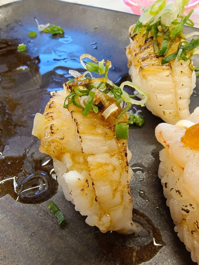 【屏東.東港】華僑市場228攤寵物友善。王匠黑鮪魚生魚片+海膽+比目魚壽司+金三角+上腹黑鮪魚超美味