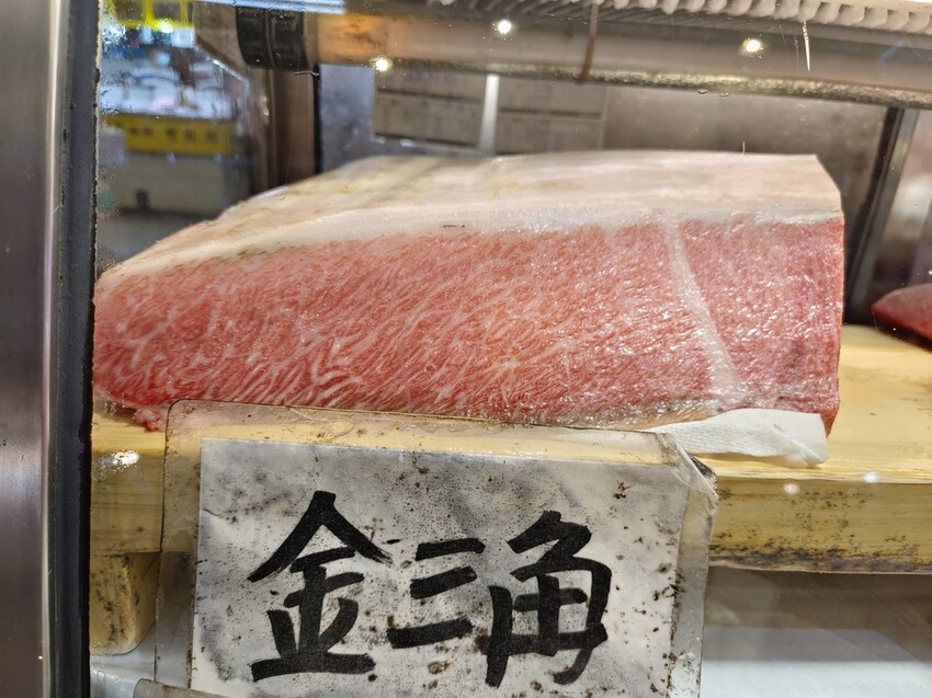 【屏東.東港】華僑市場228攤寵物友善。王匠黑鮪魚生魚片+海膽+比目魚壽司+金三角+上腹黑鮪魚超美味