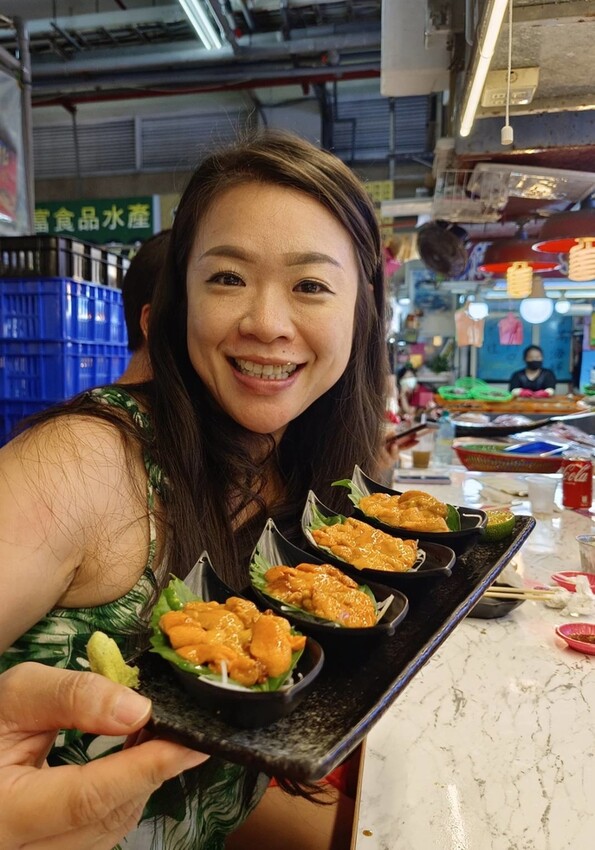 【屏東.東港】華僑市場228攤寵物友善。王匠黑鮪魚生魚片+海膽+比目魚壽司+金三角+上腹黑鮪魚超美味