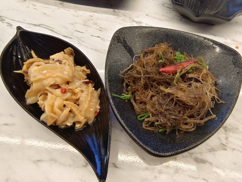 【屏東.東港】華僑市場228攤寵物友善。王匠黑鮪魚生魚片+海膽+比目魚壽司+金三角+上腹黑鮪魚超美味