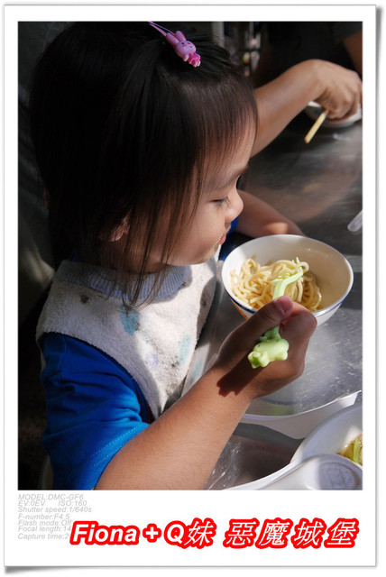 【彰化一日遊】華新創意生活館+窯燒貓村+襪仔王觀光工廠+台灣手套博物館+華陽公園，一路玩下來，認識口罩、手套與襪子的製造過程，欣賞可愛窯燒貓咪，加上小孩最愛的溜滑梯，玩好玩滿的開心親子遊。