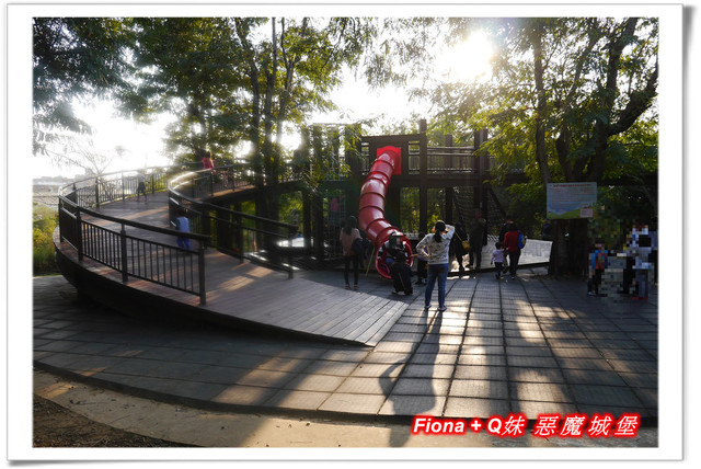 【彰化一日遊】華新創意生活館+窯燒貓村+襪仔王觀光工廠+台灣手套博物館+華陽公園，一路玩下來，認識口罩、手套與襪子的製造過程，欣賞可愛窯燒貓咪，加上小孩最愛的溜滑梯，玩好玩滿的開心親子遊。