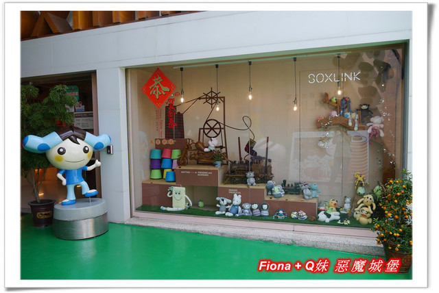 【彰化一日遊】華新創意生活館+窯燒貓村+襪仔王觀光工廠+台灣手套博物館+華陽公園，一路玩下來，認識口罩、手套與襪子的製造過程，欣賞可愛窯燒貓咪，加上小孩最愛的溜滑梯，玩好玩滿的開心親子遊。