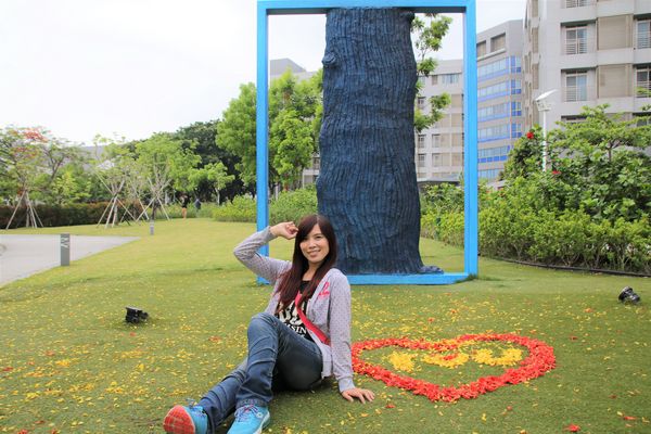 幾米許諾之地：【台南景點】幾米公園願望盛開~許諾之地，鳳凰花與阿勃勒及愛心樹三樹花交疊的特殊景觀