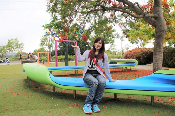 幾米許諾之地：【台南景點】幾米公園願望盛開~許諾之地，鳳凰花與阿勃勒及愛心樹三樹花交疊的特殊景觀