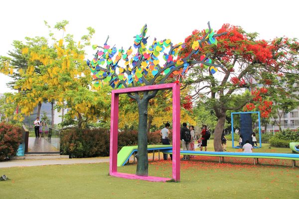 幾米許諾之地：【台南景點】幾米公園願望盛開~許諾之地，鳳凰花與阿勃勒及愛心樹三樹花交疊的特殊景觀