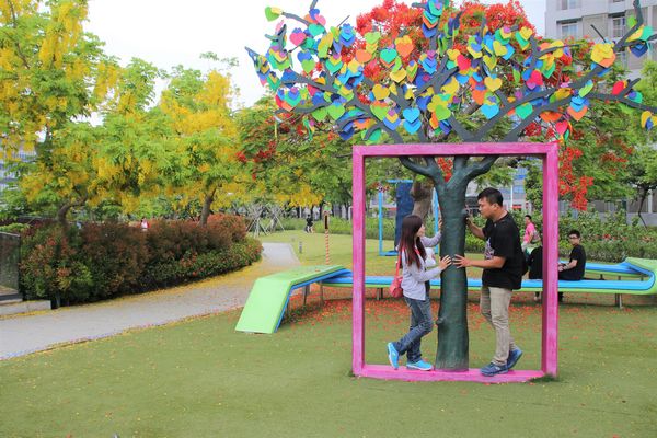幾米許諾之地：【台南景點】幾米公園願望盛開~許諾之地，鳳凰花與阿勃勒及愛心樹三樹花交疊的特殊景觀