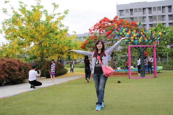 幾米許諾之地：【台南景點】幾米公園願望盛開~許諾之地，鳳凰花與阿勃勒及愛心樹三樹花交疊的特殊景觀