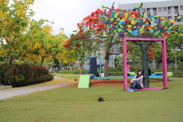 幾米許諾之地：【台南景點】幾米公園願望盛開~許諾之地，鳳凰花與阿勃勒及愛心樹三樹花交疊的特殊景觀