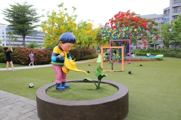 幾米許諾之地：【台南景點】幾米公園願望盛開~許諾之地，鳳凰花與阿勃勒及愛心樹三樹花交疊的特殊景觀