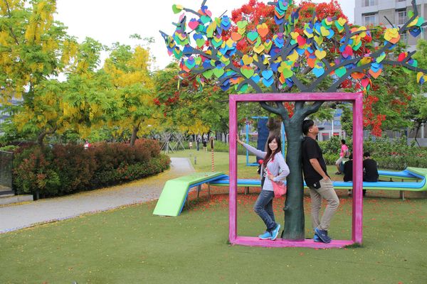 幾米許諾之地：【台南景點】幾米公園願望盛開~許諾之地，鳳凰花與阿勃勒及愛心樹三樹花交疊的特殊景觀