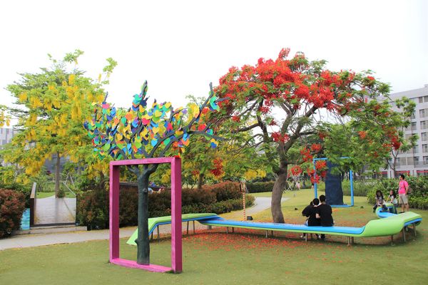 幾米許諾之地：【台南景點】幾米公園願望盛開~許諾之地，鳳凰花與阿勃勒及愛心樹三樹花交疊的特殊景觀