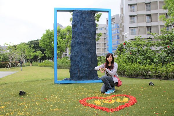 幾米許諾之地：【台南景點】幾米公園願望盛開~許諾之地，鳳凰花與阿勃勒及愛心樹三樹花交疊的特殊景觀