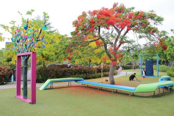 幾米許諾之地：【台南景點】幾米公園願望盛開~許諾之地，鳳凰花與阿勃勒及愛心樹三樹花交疊的特殊景觀