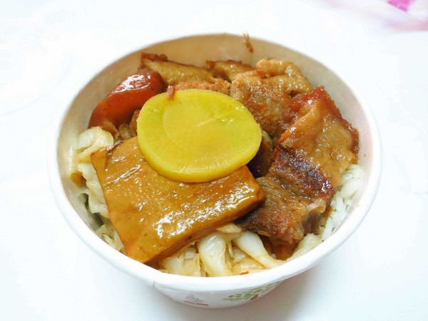 【新莊】30元焢肉飯-俗又大碗,絕無僅有的價格 【新莊】30元焢肉飯-俗又大碗,絕無僅有的價格
