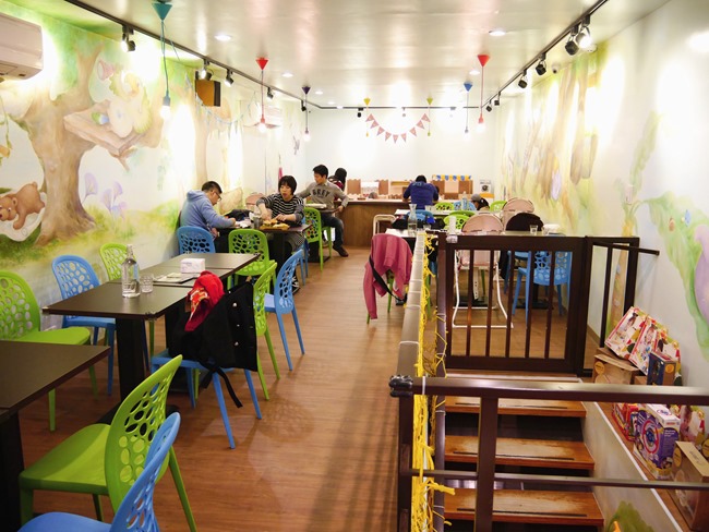 │台北。天母│Hello！Jazz！親子餐廳。玻璃屋沙池、球池…孩子最愛的動物童畫森林