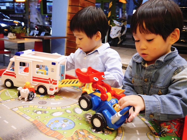 │台北。天母│Hello！Jazz！親子餐廳。玻璃屋沙池、球池…孩子最愛的動物童畫森林