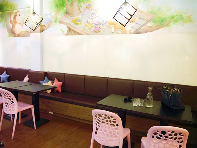 │台北。天母│Hello！Jazz！親子餐廳。玻璃屋沙池、球池…孩子最愛的動物童畫森林