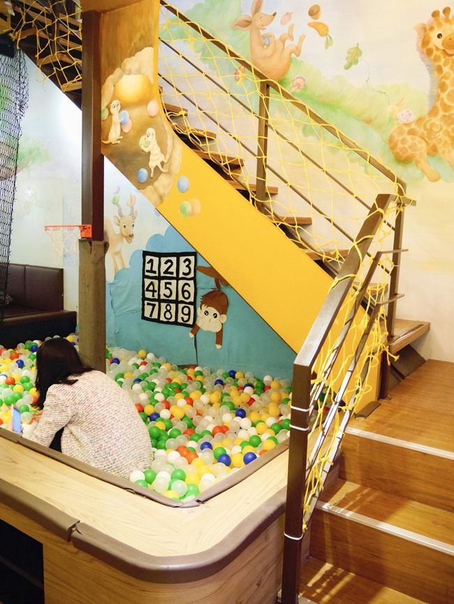 │台北。天母│Hello！Jazz！親子餐廳。玻璃屋沙池、球池…孩子最愛的動物童畫森林