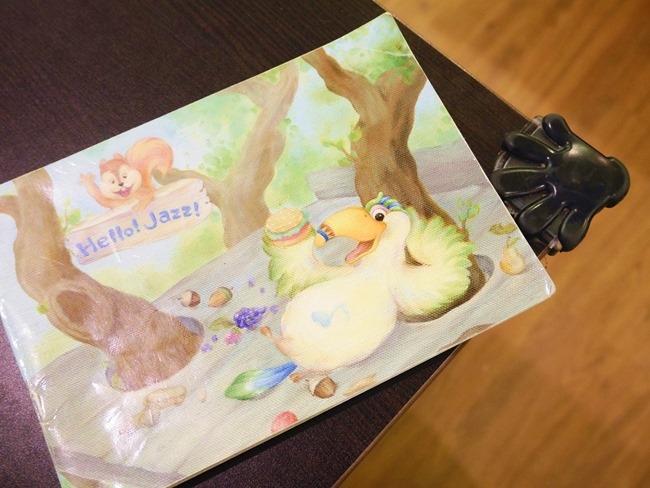 │台北。天母│Hello！Jazz！親子餐廳。玻璃屋沙池、球池…孩子最愛的動物童畫森林