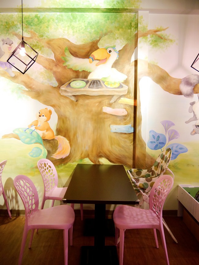 │台北。天母│Hello！Jazz！親子餐廳。玻璃屋沙池、球池…孩子最愛的動物童畫森林